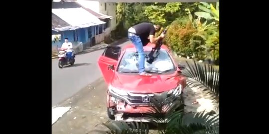 Cerita Lengkap Polisi di Kendal Hancurkan Mobil Jazz Pakai Senjata Laras Panjang