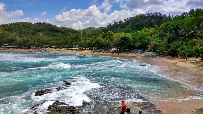 panjat tebing di pantai siung