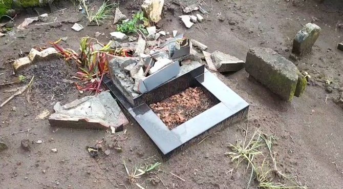 puluhan makam di blitar di rusak