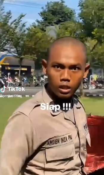 momen viral polisi pasang muka sangar latih anjing pelacak ending nya lari terbirit birit