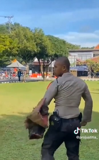 momen viral polisi pasang muka sangar latih anjing pelacak ending nya lari terbirit birit