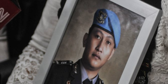 Adik Brigadir J Unggah Foto Lawas Sang Kakak & Ibu: Dipeluk dengan Cara yang Berbeda