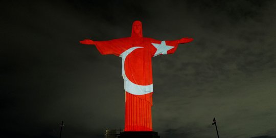 Patung Yesus di Brasil Berikan Penghormatan untuk Korban Gempa Turki dan Suriah