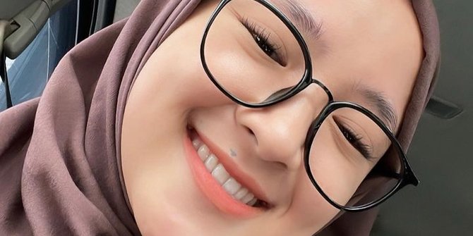 6 Potret Nissa Sabyan Bikin Netizen Terpesona: Senyummu Manis Banget Kayak Gula Jawa