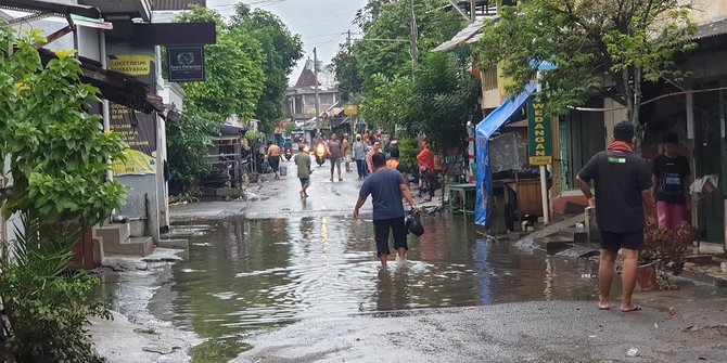 Banjir di Solo Surut, Warga Mulai Bersihkan Rumah