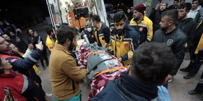 Hampir 12 Hari Terkubur Reruntuhan Gempa, Pria Turki Ditemukan Selamat