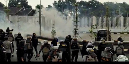 Sebelum Bentrok Pecah, Polisi Tiga Kali Sekat Suporter PSIS Memaksa Masuk Stadion