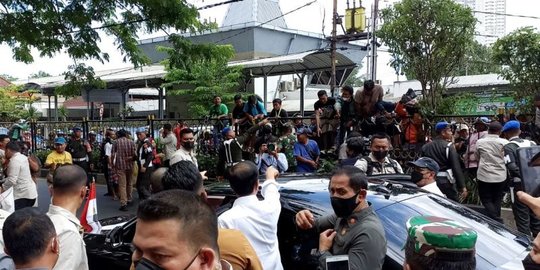 Aksi Nekat Warga Surabaya Demi Lihat Jokowi