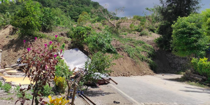 Jalan Penghubung Kupang-Timor Leste Tertimbun Longsor, Lalu Lintas Lumpuh Total