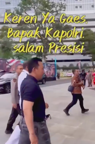 penampilan kapolri listyo pakai baju santai amp sandal auranya tetap gagah