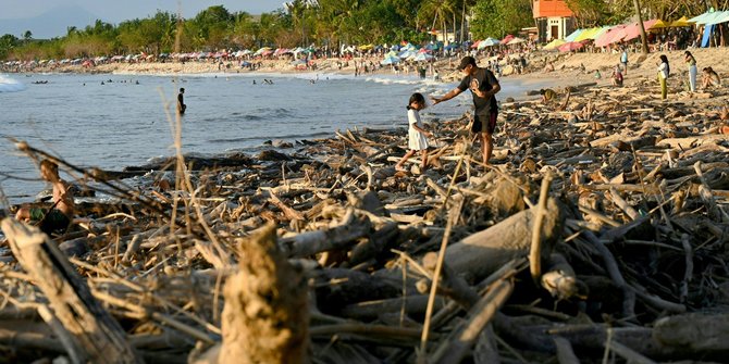 Pemandangan Pantai Kuta Bali Dipenuhi Sampah Kiriman
