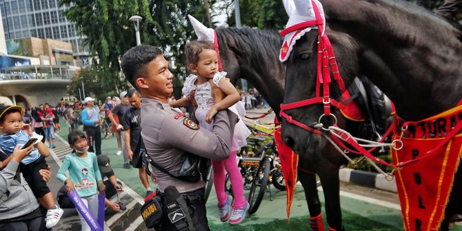 Polisi Berkuda Hibur Warga saat Hari Bebas Kendaraan Bermotor di Jakarta