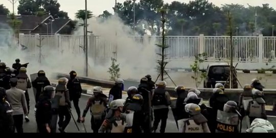 Ricuh Suporter PSIS Vs Persis, Polisi Sebut Gas Air Mata di Luar Stadion Dibolehkan