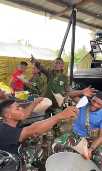 lepaskan lelah para prajurit tni kompak bawakan lagu 039kenapa begitu039 jadi sorotan