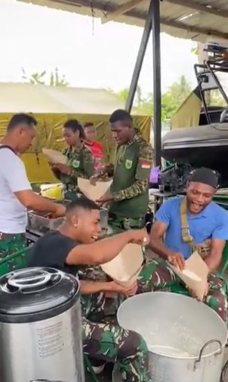 lepaskan lelah para prajurit tni kompak bawakan lagu 039kenapa begitu039 jadi sorotan