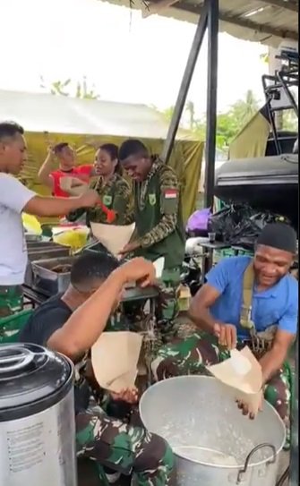 lepaskan lelah para prajurit tni kompak bawakan lagu 039kenapa begitu039 jadi sorotan