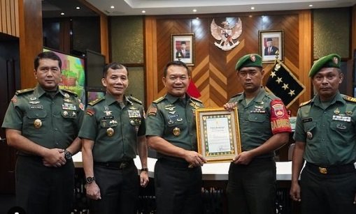 aksi sigap babinsa tni terjun ke sungai kejar penjahat sampai telinga kasad dudung