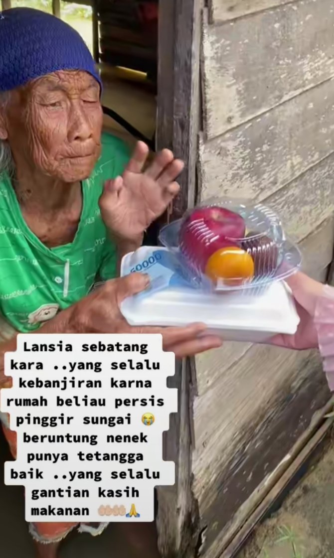 Viral Kisah Haru Nenek Yg Rumahnya Terendam Banjir Dibantu Tetangga