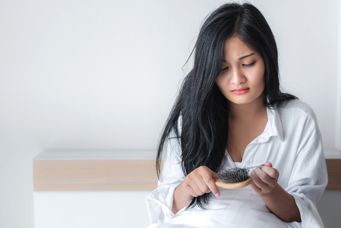 12 cara mengatasi rambut rontok parah mudah dan praktis tanpa harus ke salon