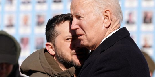 Kunjungan Pertama ke Kyiv Sejak Invasi Rusia, Joe Biden Peluk Erat Presiden Ukraina