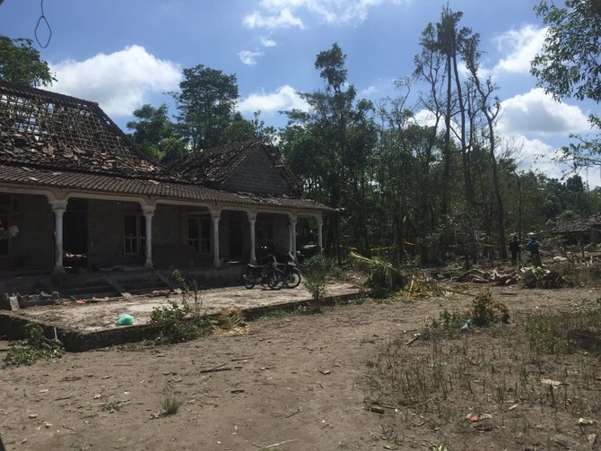 kondisi sekitar tkp ledakan di blitar