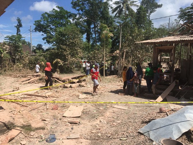 kondisi sekitar tkp ledakan di blitar
