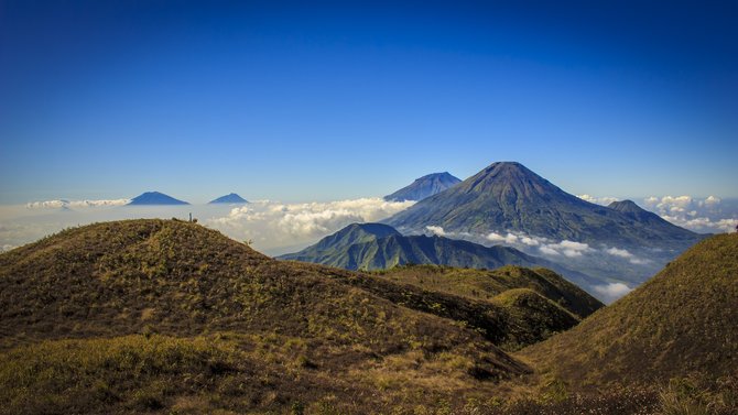 ilustrasi gunung prau