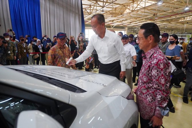 toyota indonesia ekspor perdana kijang innova zenix hybrid