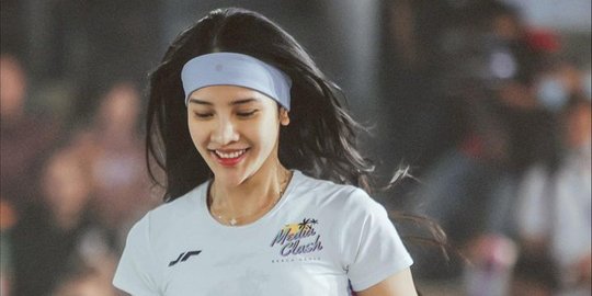 Anya Geraldine Beraksi Main Voli Pantai, Penampilannya Banjir Pujian