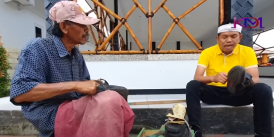 Dikenal Tajir, Dedi Mulyadi Ngesol Sepatu di Pinggir Jalan Karena Sepatunya Jebol