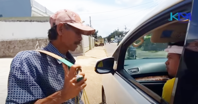 dedi mulyadi ngesol sepatu di pinggir jalan