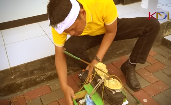 dedi mulyadi ngesol sepatu di pinggir jalan