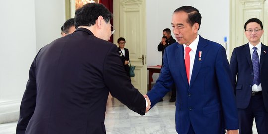 Jokowi Bertemu Menlu China, Bahas Pembangunan IKN Hingga Proyek Kereta Cepat