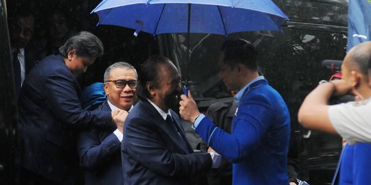 Kemesraan AHY Payungi Surya Paloh di Markas Partai Demokrat