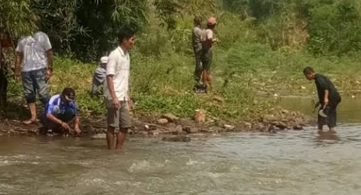 ilustrasi mancing ikan di sungai