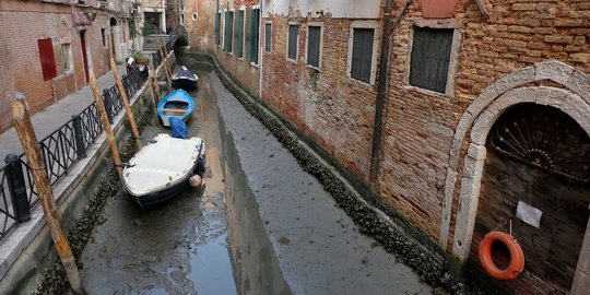 Potret Langka Kanal-Kanal di Venesia Surut, Ini Penyebabnya