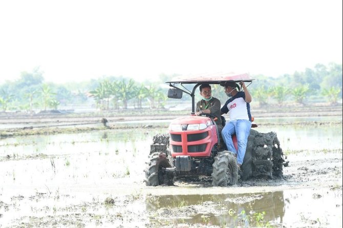 mentan syl bajak sawah pakai traktor