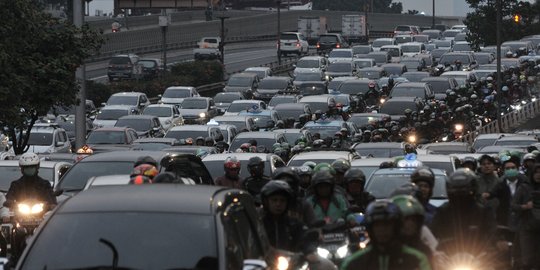 Jakarta Makin Macet, Heru Budi Ajak Warga Ramai-Ramai Naik TransJakarta