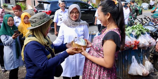 Didanai Pemda, Penjual Sayur Banyuwangi Keliling Kirim Makanan ke Balita Stunting