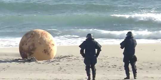 'Dragon Ball' Raksasa Muncul di Pantai Jepang, Polisi dan Warga Kebingungan