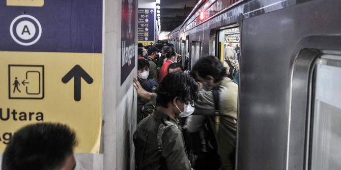 Kondisi Pilar Stasiun Manggarai Sulitkan Akses Penumpang KRL