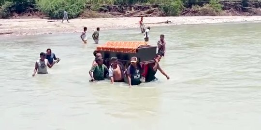 Jembatan Putus, Warga Kupang Gotong Peti Jenazah Seberangi Sungai Berarus Deras