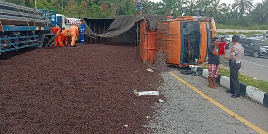 Truk Terguling di Pintu Tol Permai, Inti Sawit Berserakan Halangi Kendaraan Lain