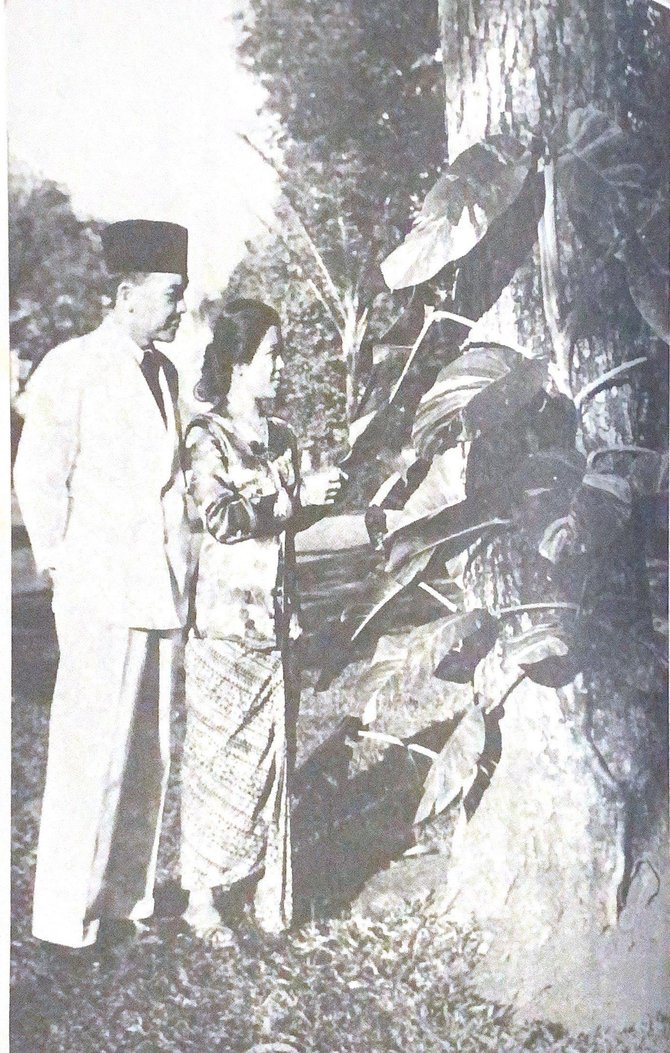 fatmawati dan bung karno di jalan pegangsaan