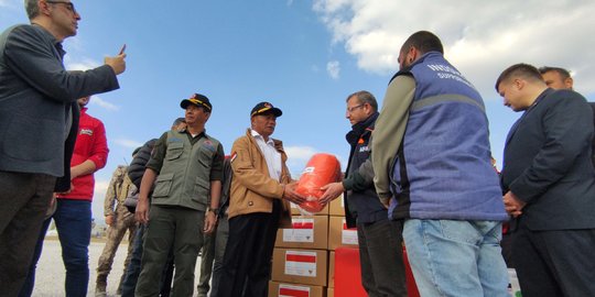 Menko PMK Serahkan Bantuan Kemanusiaan untuk Korban Gempa di Turki