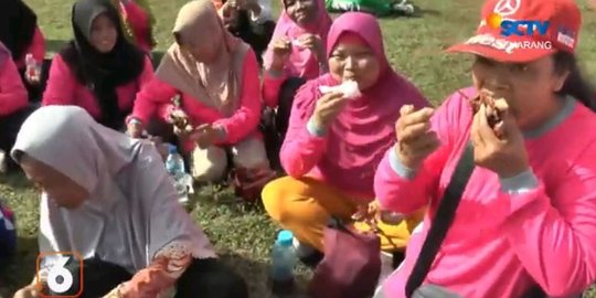 Keseruan Warga Banjarnegara Makan Ketupat Landan, Bangkitkan Kearifan Lokal