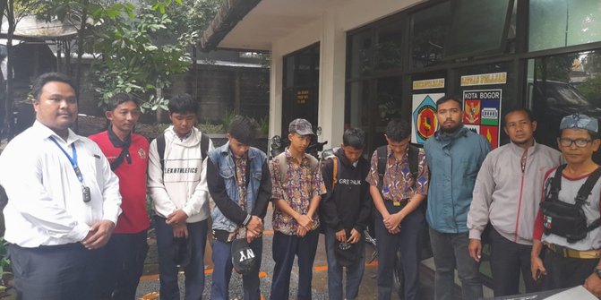 Bolos Sekolah Naik Pikap, Enam Pelajar di Bogor Kedapatan Bawa Senjata Tajam & Miras