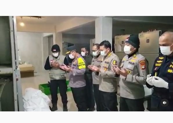 momen jenderal bintang 1 polri salatkan jenazah wni korban gempa turki
