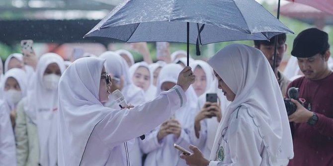 Momen Kocak Nissa Sabyan jadi 'Ojek Payung', Penampilannya Malah Bikin Salfok