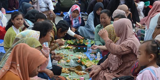 Ketika Warga Garut Tumpah Ruah di Alun-Alun Menikmati Nasi Liwet